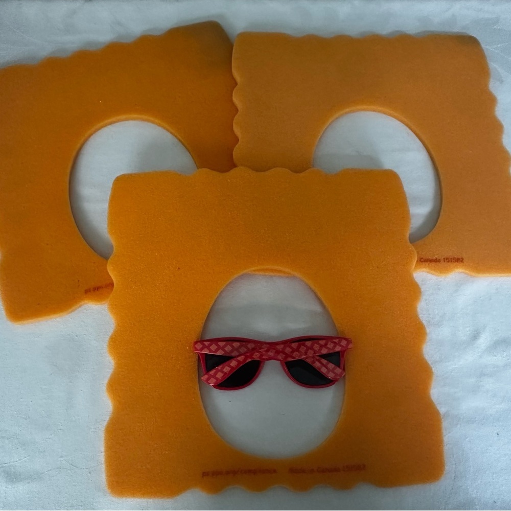 2025 Cheez It Bowl Souvenirs 3 Head Pieces & 1 Sunglasses - Picture 3 of 4